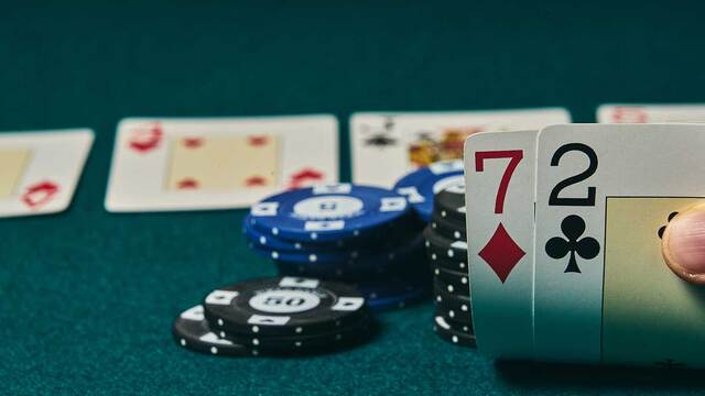Bluff trong poker là gì? Cách để “đánh lừa” đối thủ thành công Bluff trong poker là gì? Cách để “đánh lừa” đối thủ thành công