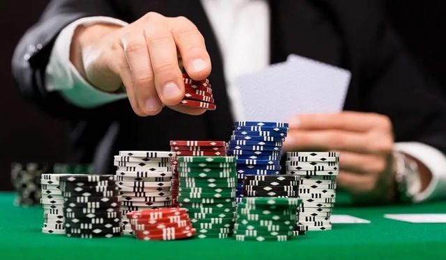 Hãy quyết đoán cược lớn khi sở hữu những tay bài Poker mạnh Hãy quyết đoán cược lớn khi sở hữu những tay bài Poker mạnh