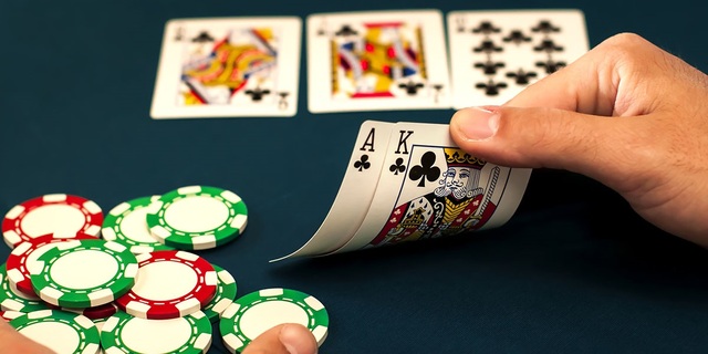 Kết hợp Semi-Bluff để tạo hiệu quả tối đa tại bàn Poker Kết hợp Semi-Bluff để tạo hiệu quả tối đa tại bàn Poker